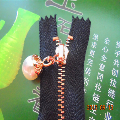 拉鏈廠家供應(yīng) 高檔時(shí)裝拉鏈、玫瑰金拉鏈與珍珠鏈拉頭詳解
